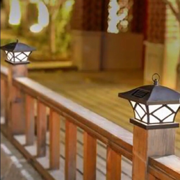 2 NEW SOLAR powered fence post caps - Picture 1 of 6